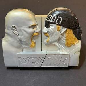 Vintage 1998 WCW nWo Goldberg vs. Hulk Hogan Face Off w/ partial Game Kit